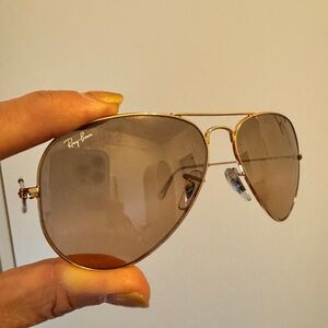 Unisex Ray-Ban Gold Framed Aviators. Gradient Tan lens and gold hardware